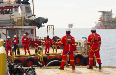 Petrol platformları insan ya da malzeme taşımak için Güney Çin Denizi, Malezya 'ya insan ya da malzeme taşıyan.
