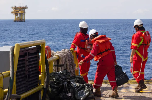 Oil Rigs Supply Boat Boat Transporting People Materials Nearby Rigs — Stock Photo, Image