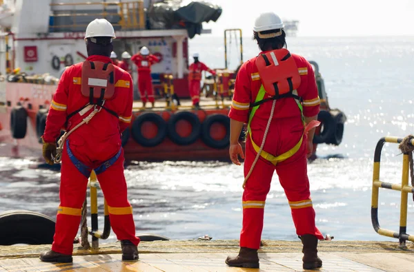 Ölplattformen Mit Versorgungsboot Für Den Transport Von Menschen Oder Materialien — Stockfoto