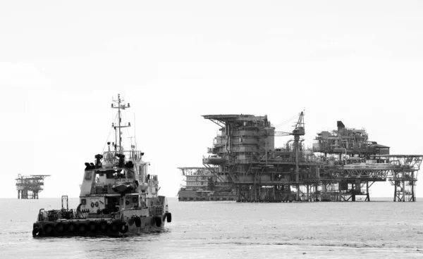 Plataformas Petróleo Com Barco Abastecimento Para Transportar Pessoas Materiais Para — Fotografia de Stock