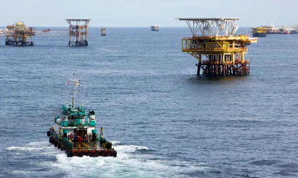 Ölplattformen Mit Versorgungsboot Für Den Transport Von Menschen Oder Materialien — Stockfoto