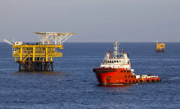 Plataformas Petrolíferas Con Barco Suministro Para Transportar Personas Materiales Plataformas —  Fotos de Stock