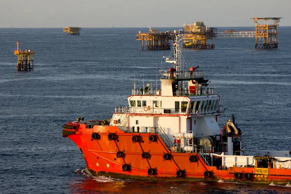 Ölplattformen Mit Versorgungsboot Für Den Transport Von Menschen Oder Materialien — Stockfoto