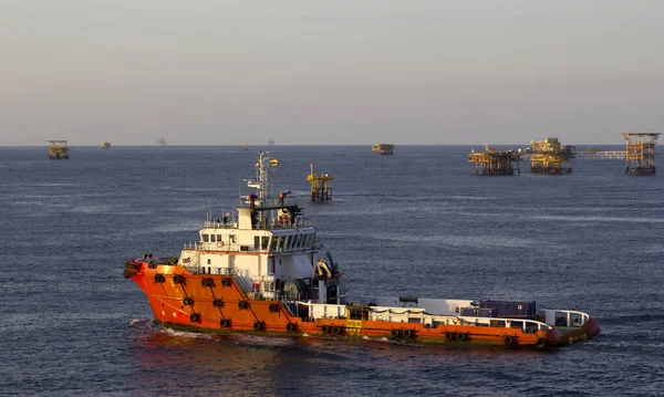 Ölplattformen Mit Versorgungsboot Für Den Transport Von Menschen Oder Materialien — Stockfoto
