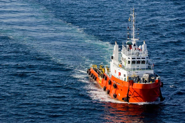 Ölplattformen Mit Versorgungsboot Für Den Transport Von Menschen Oder Materialien — Stockfoto