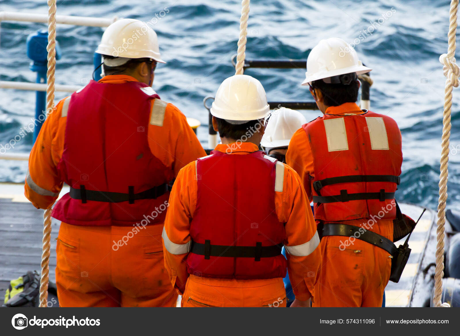 Rig Workers Transported Vessel Offshore Rigs South China Sea Brunei — Stock  Photo © corlaffra #574311096