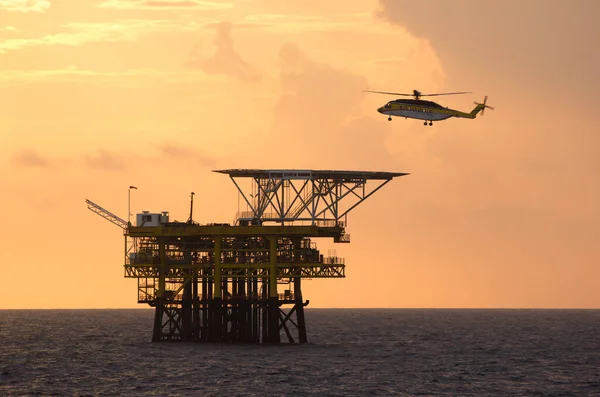 Helicopter Top Offshore Oil Platform Transporting Roughnecks Nearby Rigs — Stock Photo, Image