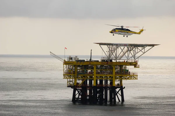 Ein Hubschrauber Auf Einer Offshore Ölplattform Der Rohstoffe Nahe Gelegenen — Stockfoto