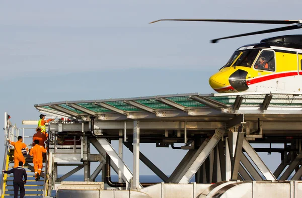 Helicopter Top Offshore Oil Platform Transporting Roughnecks Nearby Rigs — Stock Photo, Image