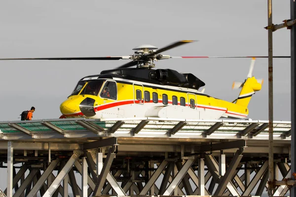 Ein Hubschrauber Auf Einer Offshore Ölplattform Der Rohstoffe Nahe Gelegenen — Stockfoto