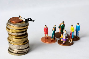 Madeni para yüksekliğindeki bir farkla ifade edilen ekonomik eşitsizlik