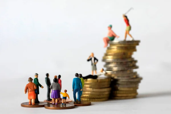 貨幣の高さの違いによって表現される経済的不平等 — ストック写真