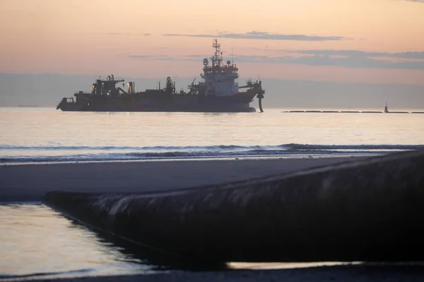 Sebuah Kapal Suram Mengambil Dan Memasok Pasir Untuk Perlindungan Pantai — Stok Foto