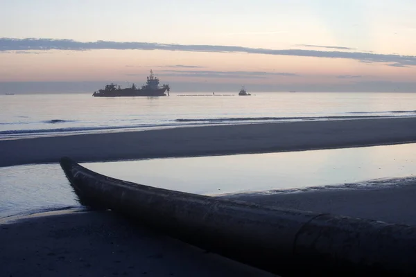 Sebuah Kapal Suram Mengambil Dan Memasok Pasir Untuk Perlindungan Pantai — Stok Foto