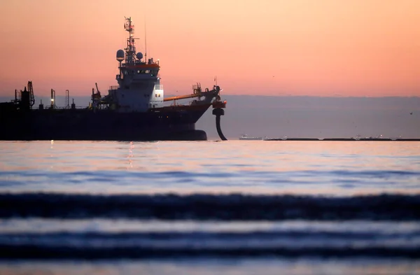 Ein Baggerschiff Nimmt Und Liefert Sand Für Den Küstenschutz — Stockfoto