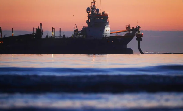 Sebuah Kapal Suram Mengambil Dan Memasok Pasir Untuk Perlindungan Pantai — Stok Foto