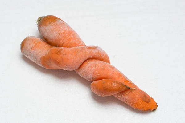Παραμορφωμένο Καρότο Λευκό Φόντο Τραγανό Και Αστείο Άσχημο Λαχανικό Παράξενο — Φωτογραφία Αρχείου