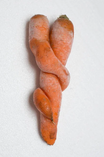 Deformierte Karotte Auf Weißem Hintergrund Krummes Und Lustiges Hässliches Gemüse — Stockfoto