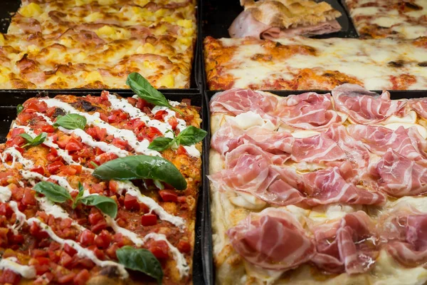Pizza Con Salami Verduras Fotos De Stock