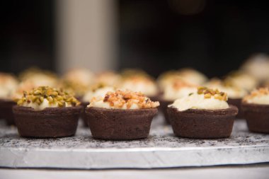 Küçük mignon ve tek porsiyon tatlılar. Kremalı ve fındıklı çikolata sepeti.