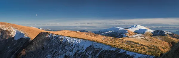 Panorama Paesaggio Alpino Delle Valli Vette Innevate Tramonto Autunno Paesaggio — Foto Stock