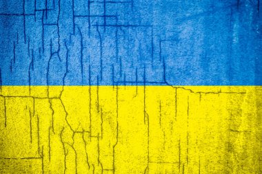 Beton bir duvara Ukrayna bayrağı boyanmış. Uluslararası ilişkilerdeki kriz, Rusya 'nın Ukrayna' yı işgali
