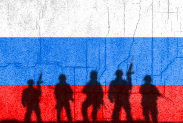 俄罗斯国旗画在有士兵影子的水泥墙上 国际关系中的危机 俄罗斯对乌克兰的军事入侵 — 图库照片