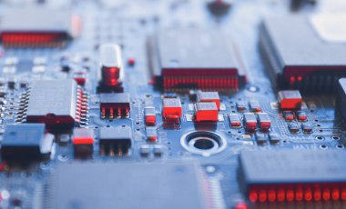 Elektronik devre kartındaki bilgisayar mikroçipleri ve işlemcileri. Bilgisayar donanım teknolojisi. Soyut teknoloji mikro elektronik konsept geçmişi. Makro çekim, sığ odak.