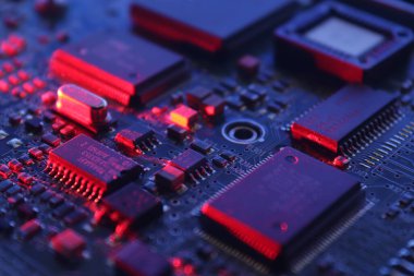 Elektronik devre kartındaki bilgisayar mikroçipleri ve işlemcileri. Bilgisayar donanım teknolojisi. Soyut teknoloji mikro elektronik konsept geçmişi. Makro çekim, sığ odak.