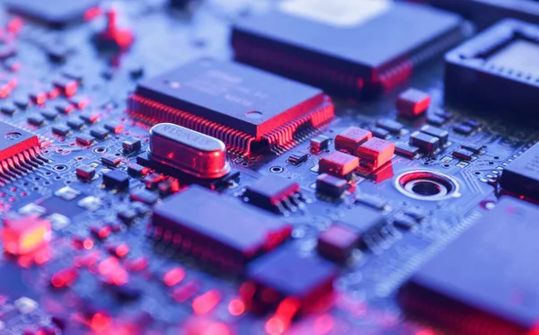 Elektronik devre kartındaki bilgisayar mikroçipleri ve işlemcileri. Bilgisayar donanım teknolojisi. Soyut teknoloji mikro elektronik konsept geçmişi. Makro çekim, sığ odak.