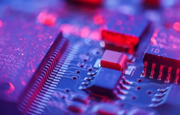 Elektronik devre kartındaki bilgisayar mikroçipleri ve işlemcileri. Bilgisayar donanım teknolojisi. Soyut teknoloji mikro elektronik konsept geçmişi. Makro çekim, sığ odak.