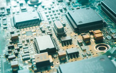 Elektronik devre kartındaki bilgisayar mikroçipleri ve işlemcileri. Bilgisayar donanım teknolojisi. Soyut teknoloji mikro elektronik konsept geçmişi. Makro çekim, sığ odak.