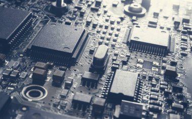 Elektronik devre kartındaki bilgisayar mikroçipleri ve işlemcileri. Bilgisayar donanım teknolojisi. Soyut teknoloji mikro elektronik konsept geçmişi. Makro çekim, sığ odak.