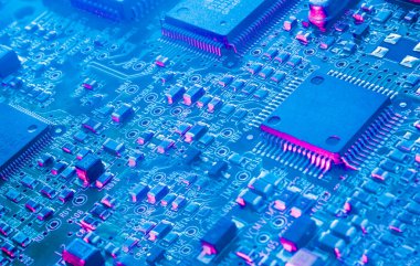 Elektronik devre kartındaki bilgisayar mikroçipleri ve işlemcileri. Bilgisayar donanım teknolojisi. Soyut teknoloji mikro elektronik konsept geçmişi. Makro çekim, sığ odak.