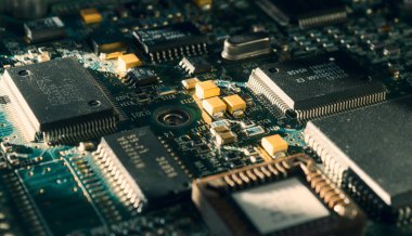 Elektronik devre kartındaki bilgisayar mikroçipleri ve işlemcileri. Bilgisayar donanım teknolojisi. Soyut teknoloji mikro elektronik konsept geçmişi. Makro çekim, sığ odak.