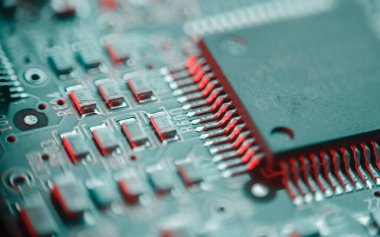 Elektronik devre kartındaki bilgisayar mikroçipleri ve işlemcileri. Bilgisayar donanım teknolojisi. Soyut teknoloji mikro elektronik konsept geçmişi. Makro çekim, sığ odak.