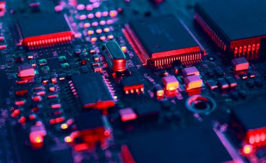Elektronik devre kartındaki bilgisayar mikroçipleri. Teknoloji mikro elektronik konsept geçmişi. Makro çekim, seçici odaklanma, aşırı derecede sığ DOF. Gürültüler ve büyük tahıllar - film altında biçimlendirme.
