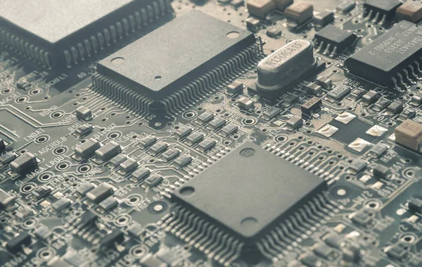 Elektronik devre kartındaki bilgisayar mikroçipleri ve işlemcileri. Bilgisayar donanım teknolojisi. Soyut teknoloji mikro elektronik konsept geçmişi. Makro çekim, sığ odak.