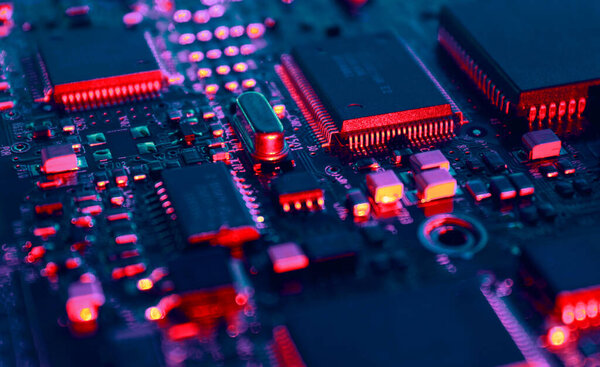 Компьютерные микрочипы на электронной плате. Предыстория концепции микроэлектроники. Макровыстрел, избирательная концентрация, крайне поверхностный DOF. Шум и большое зерно - стилизация под пленку.