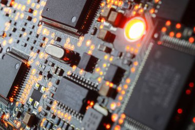 Elektronik devre kartındaki bilgisayar mikroçipleri ve işlemcileri. Bilgisayar donanım teknolojisi. Soyut teknoloji mikro elektronik konsept geçmişi. Makro çekim, sığ odak.