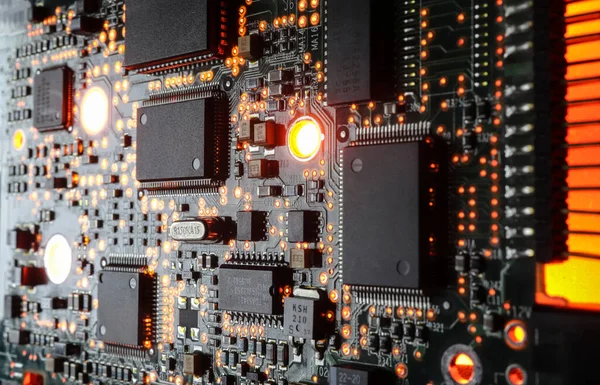 Elektronik devre kartındaki bilgisayar mikroçipleri ve işlemcileri. Bilgisayar donanım teknolojisi. Soyut teknoloji mikro elektronik konsept geçmişi. Makro çekim, sığ odak.