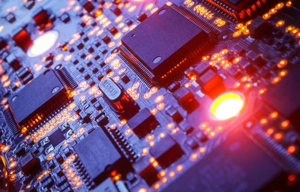 Elektronik devre kartındaki bilgisayar mikroçipleri ve işlemcileri. Bilgisayar donanım teknolojisi. Soyut teknoloji mikro elektronik konsept geçmişi. Makro çekim, sığ odak.
