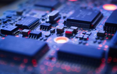 Elektronik devre kartındaki bilgisayar mikroçipleri ve işlemcileri. Bilgisayar donanım teknolojisi. Soyut teknoloji mikro elektronik konsept geçmişi. Makro çekim, sığ odak.