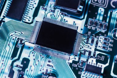 Elektronik devre kartındaki bilgisayar mikroçipleri ve işlemcileri. Bilgisayar donanım teknolojisi. Soyut teknoloji mikro elektronik konsept geçmişi. Makro çekim, sığ odak.