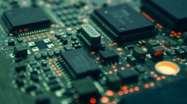 Elektronik devre kartındaki bilgisayar mikroçipleri ve işlemcileri. Bilgisayar donanım teknolojisi. Soyut teknoloji mikro elektronik konsept geçmişi. Makro çekim, sığ odak.