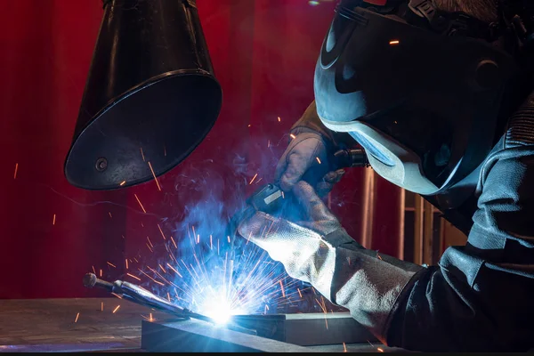 Workers Wearing Industrial Uniforms Welded Iron Mask Steel Welding Plants — Stockfoto