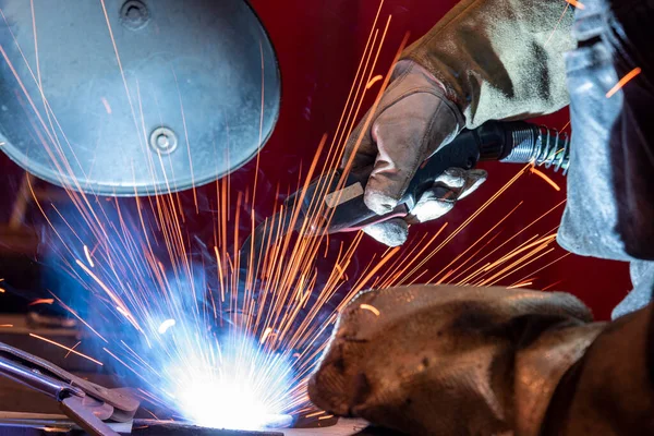Werknemers Industriële Uniformen Gelaste Ijzeren Masker Bij Staal Lassen Fabrieken — Stockfoto