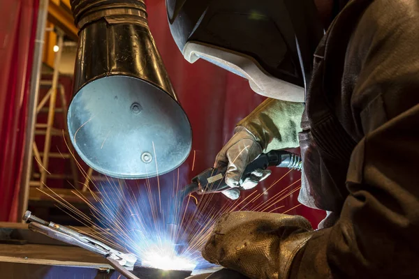 Workers Wearing Industrial Uniforms Welded Iron Mask Steel Welding Plants — Stock Photo, Image