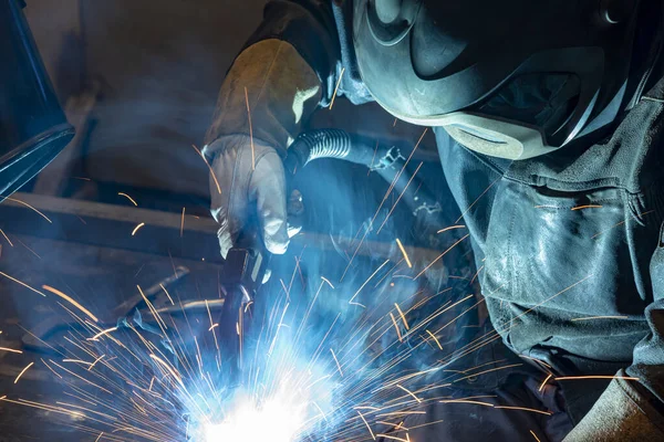 Lavoratori Che Indossano Uniformi Industriali Maschera Ferro Saldato Presso Gli Fotografia Stock