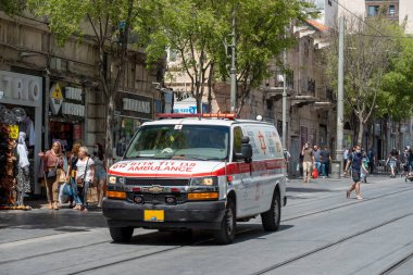 Kudüs İsrail Nisan 2021 Öğleden sonra Kudüs caddesinde bir ambulansın görüntüsü